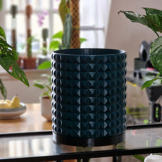Aqua planter with black cache plate